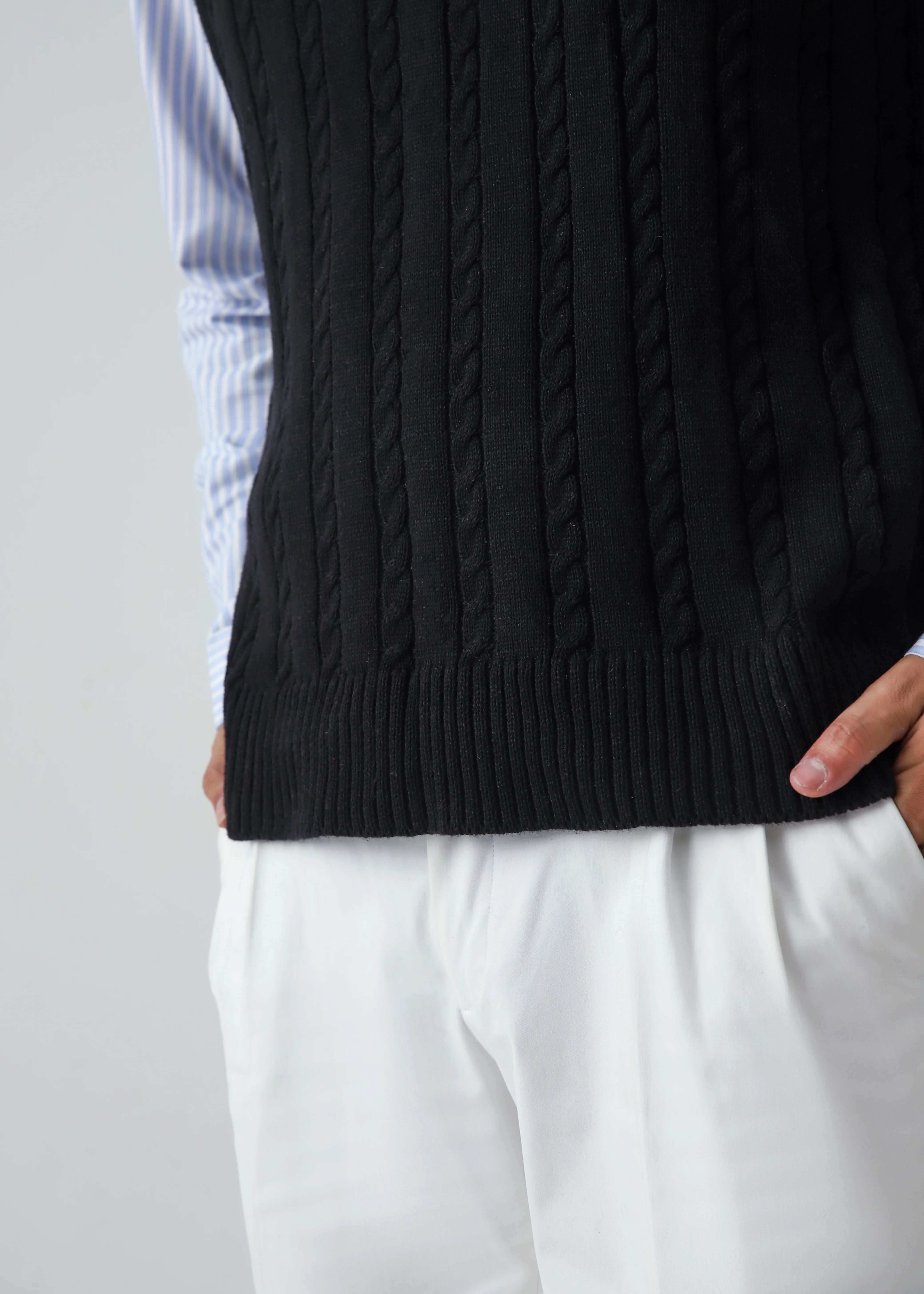 CABLE KNIT SLEEVELESS SWEATER - BLACK - Image 3
