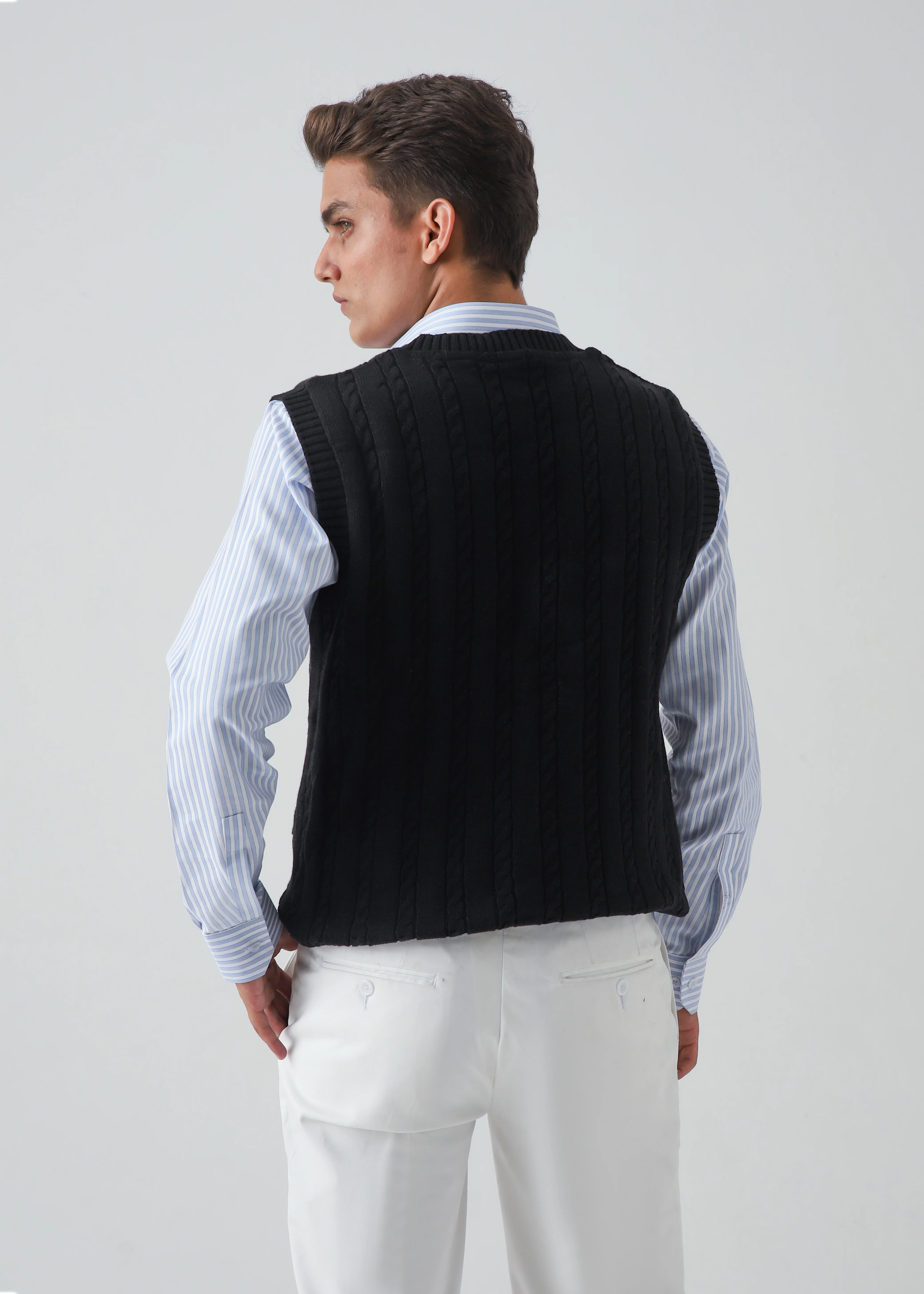 CABLE KNIT SLEEVELESS SWEATER - BLACK - Image 4